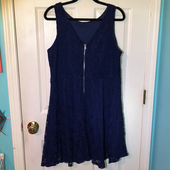 Blue lace dress - Picture 2 of 5